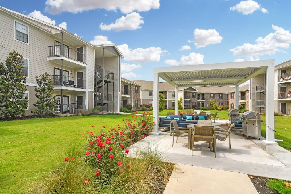 Patio at Parkwest Apartment Homes, Hattiesburg, MS